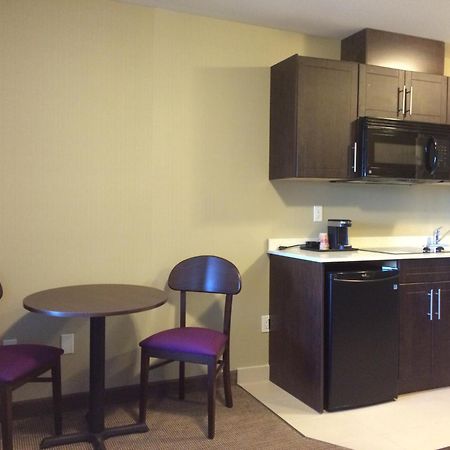 Meridian Inn & Suites Лойдминстер Екстериор снимка