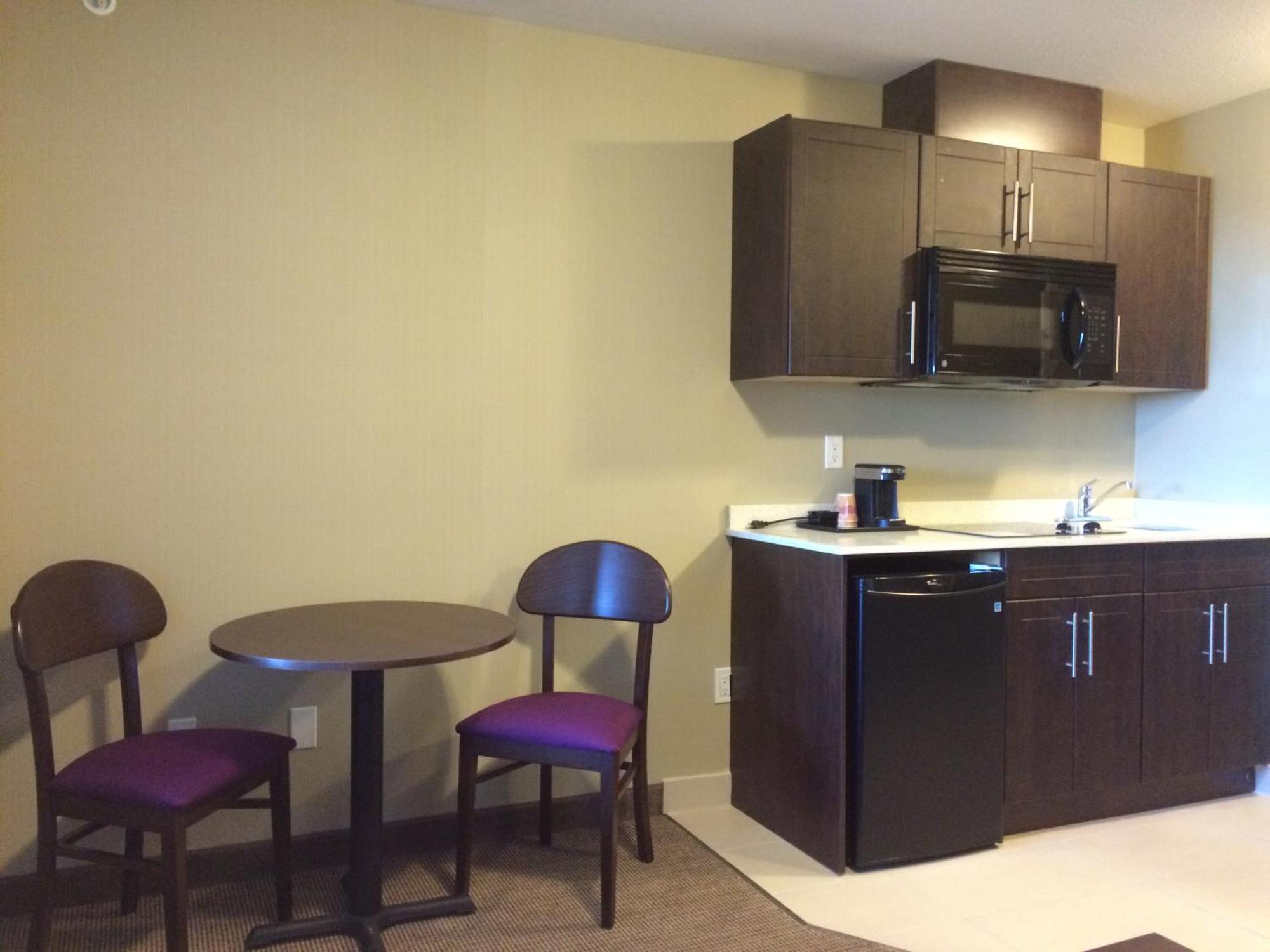 Meridian Inn & Suites Лойдминстер Екстериор снимка