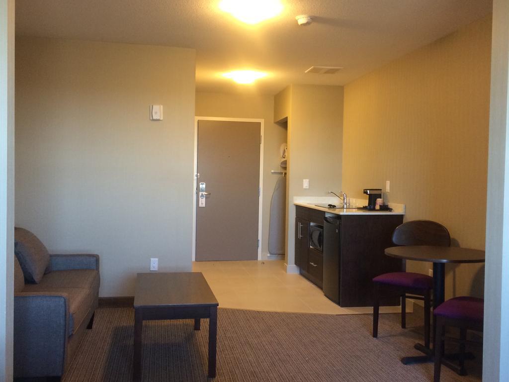 Meridian Inn & Suites Лойдминстер Екстериор снимка